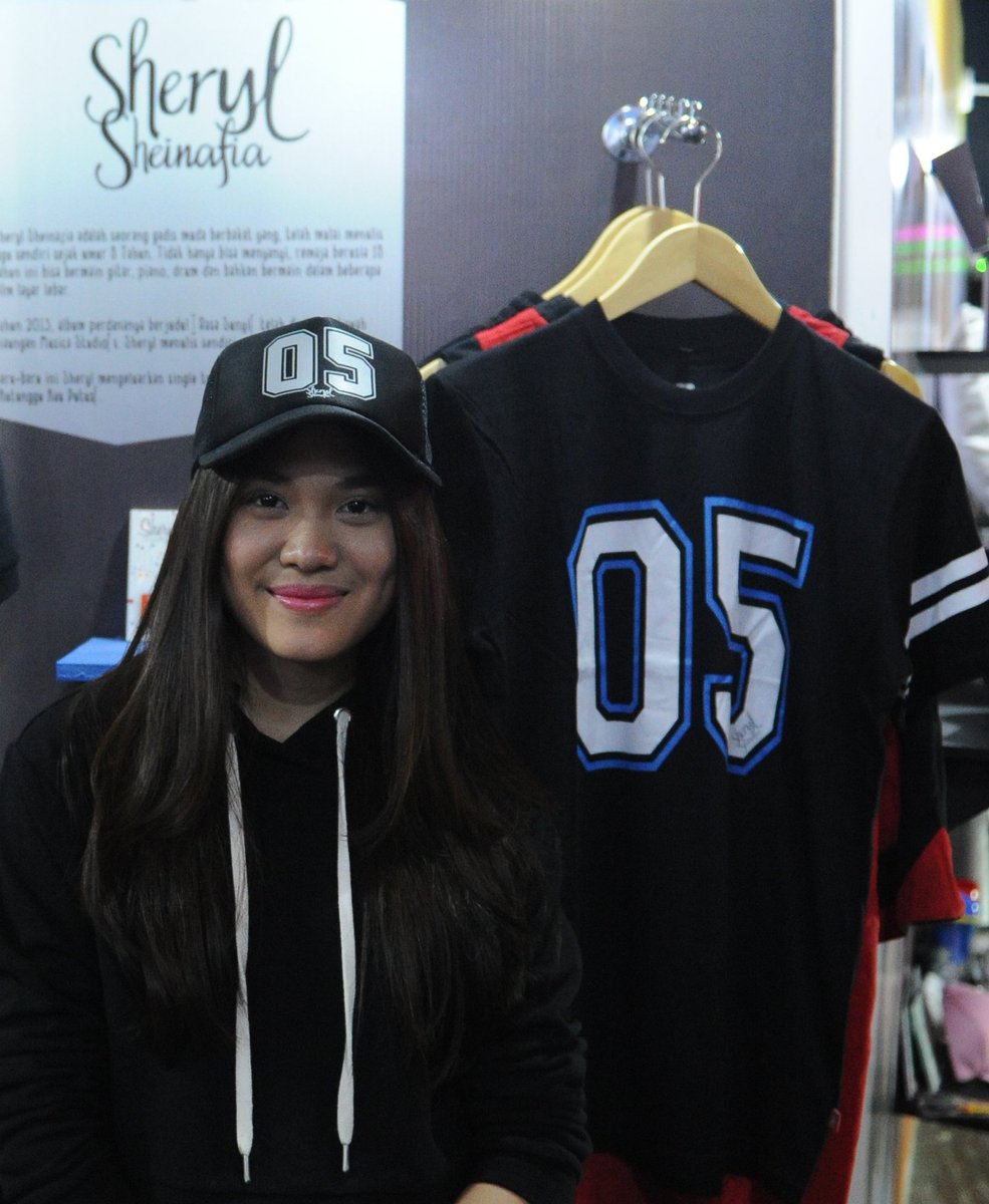 MusicaMerch's tweet image. Selamat ya @sherylsheinafia Tadi malam di acara INBOX AWARDS 2016, Sheryl Sheinafia keluar sebagai 'Pendatang Barui Terinbox