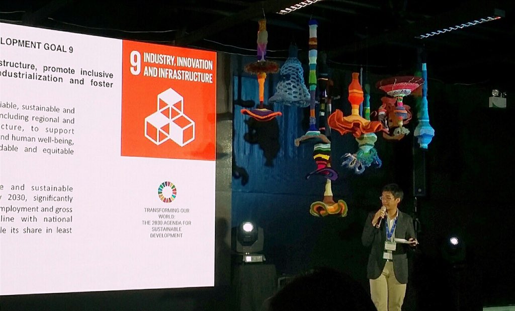 DesignWeekPH's tweet image. Jefferson Chua from the Philippine National Commission for UNESCO gives guests a briefer on the UNESCO Creative Cities Network #DesignWeekPH