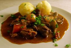 GodaMackan's tweet photo. Dagens lunch Köttgryta med grönsaker och kokt potatis.

#lunch #godamackan #uppsala #köttgryta #potatis #smörgåsar #smörgåstårta #sallader https://t.co/Eb3207aJJP