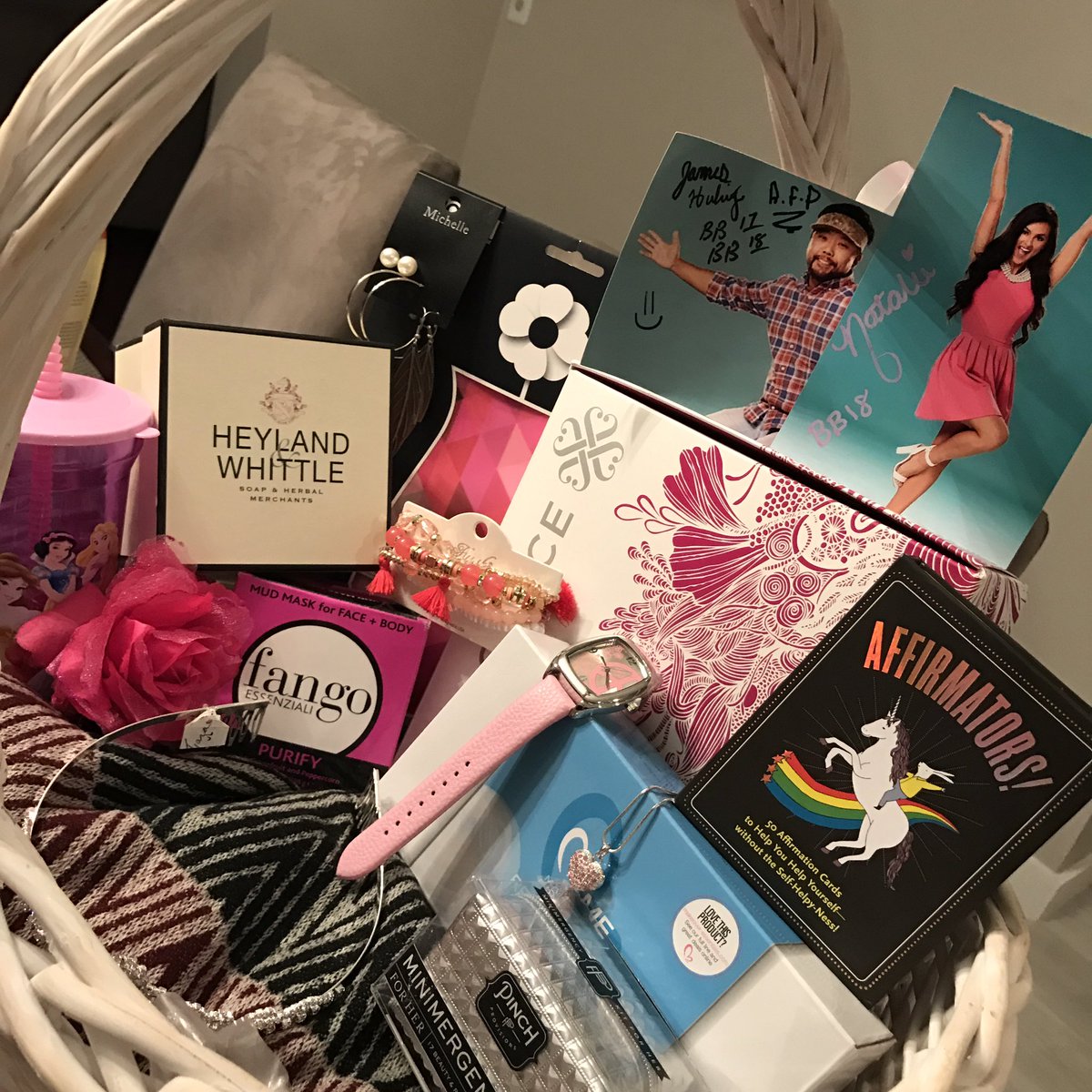 Whateverz13's tweet photo. My amazing win of @NataliaNegrotti 'a princess basket!! Thank you @NataliaNegrotti &amp; @AsianJamesBB17 ! I wish the meeting was longer 💕 https://t.co/lu8uaawzgS