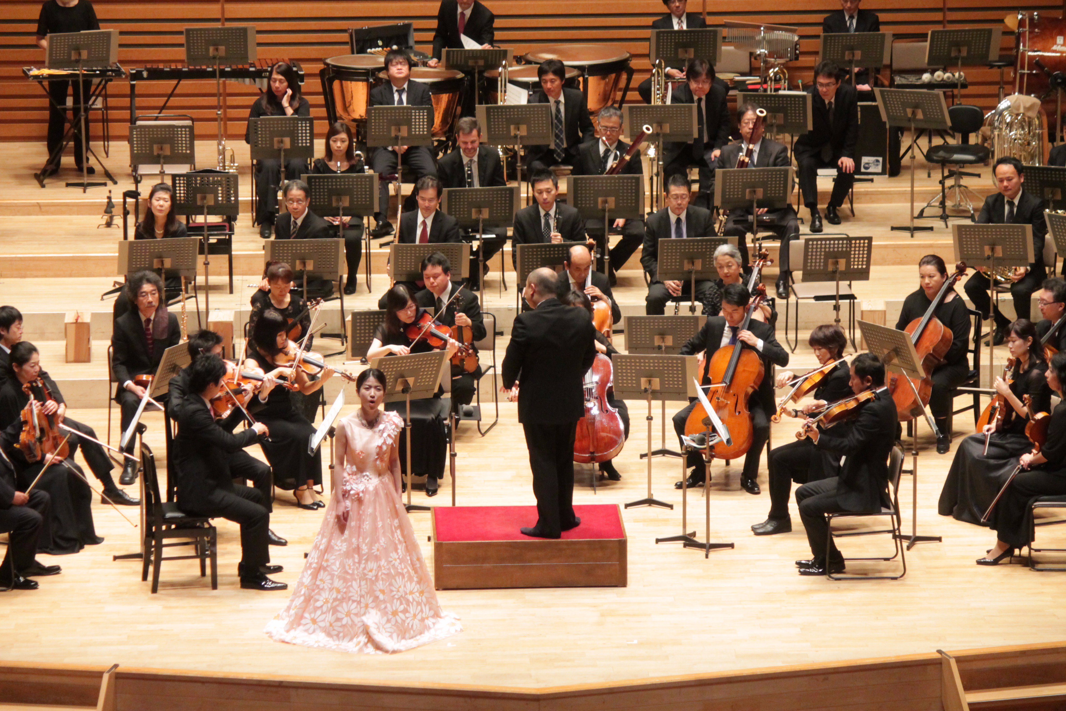 仙台フィルハーモニー管弦楽団 公式 Sendai Philharmonic Orchestra 10 青少年のためのオーケストラ鑑賞会 コンサート後半は Sop 佐藤瑛利子さんをお迎えし この道 待ちぼうけ の２曲を演奏 そのあとの合唱共演を前に 佐藤さんは子供たちに