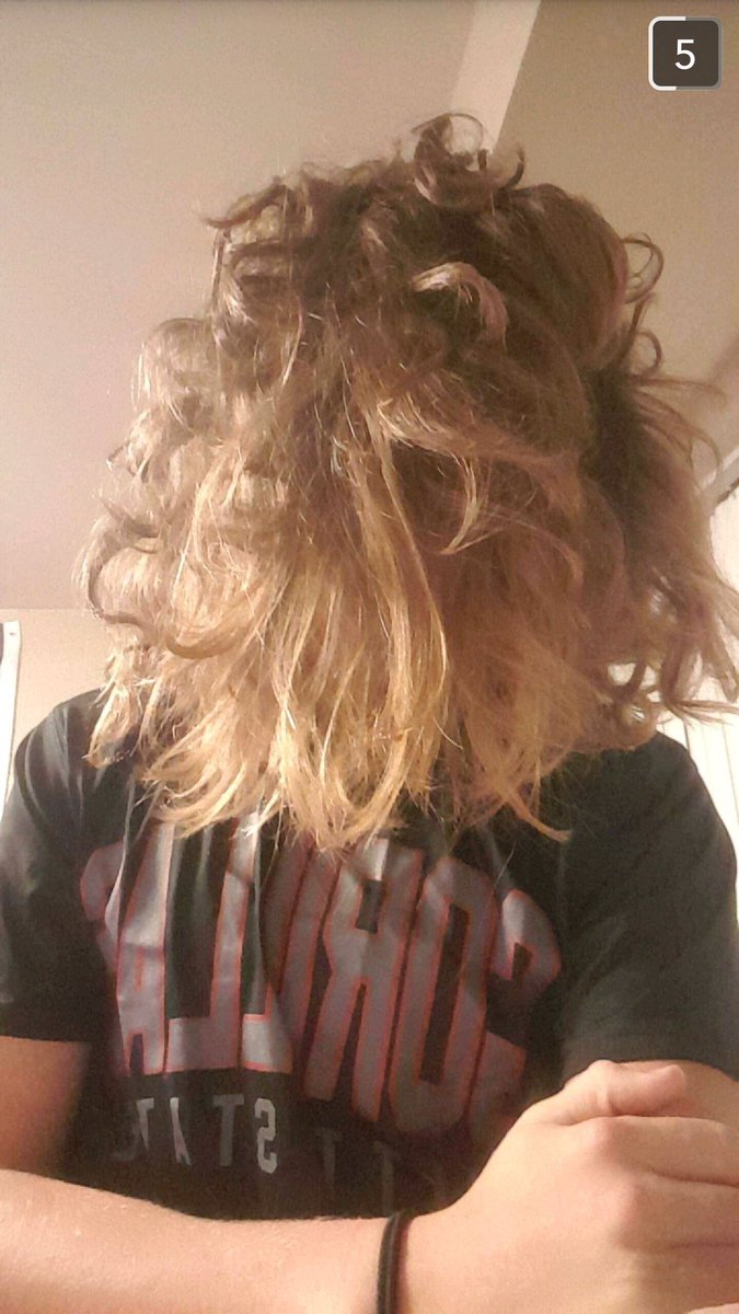 Zachisback3's tweet photo. Even though I got a half-inch trim, it's been two years of growth #Flowversary https://t.co/l6zAr2mQtz