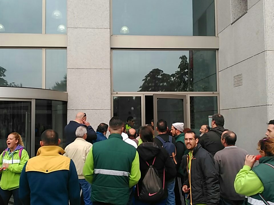 El <a href="/AytoLeganes/">Ayuntamiento de Leganés</a> impide la entrada al pleno a #HelechosEnLucha
El alcalde <a href="/SantiagLlorente/">Santiago Llorente</a> se vuelve a esconder para no tener que dar la cara