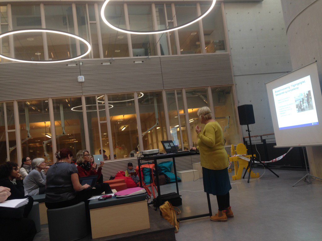 lillelorange's tweet photo. NFF Trondheim høstseminar om ux design, markedsføring og utvikling av bibliotek @karenbuset utvikling av BMH #ntnuub https://t.co/QEvjSve0PA