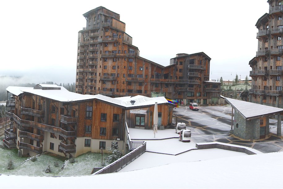 MintSnowboard's tweet photo. We had a dusting of #snow overnight in #Avoriaz!!! Only 50 days until the lifts open 😎 #snowboarding #skiing #neige https://t.co/vHWpTpFYEW