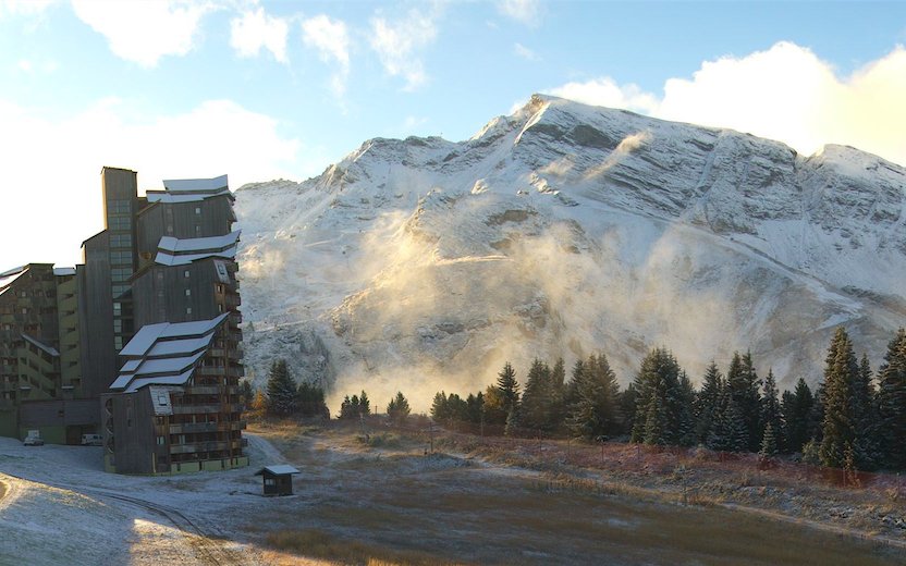 MintSnowboard's tweet photo. We had a dusting of #snow overnight in #Avoriaz!!! Only 50 days until the lifts open 😎 #snowboarding #skiing #neige https://t.co/vHWpTpFYEW