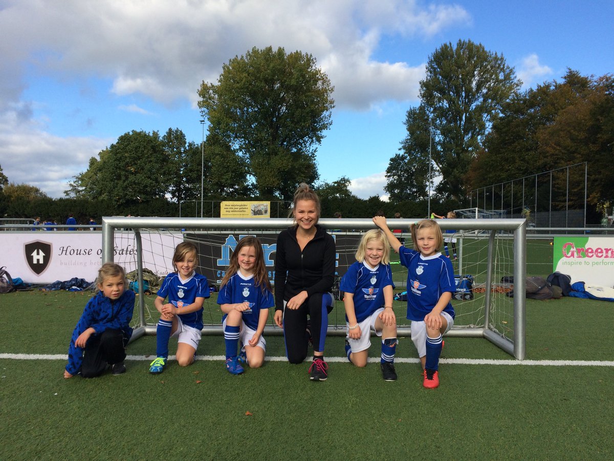 Gisteren waren wij bij de #Clubvoetbaldagen. Wat een boel #supertalenten hebben wij gezien! <a href="/mcebakker/">Maaike Bakker</a> trapte een balletje mee! #voetbal