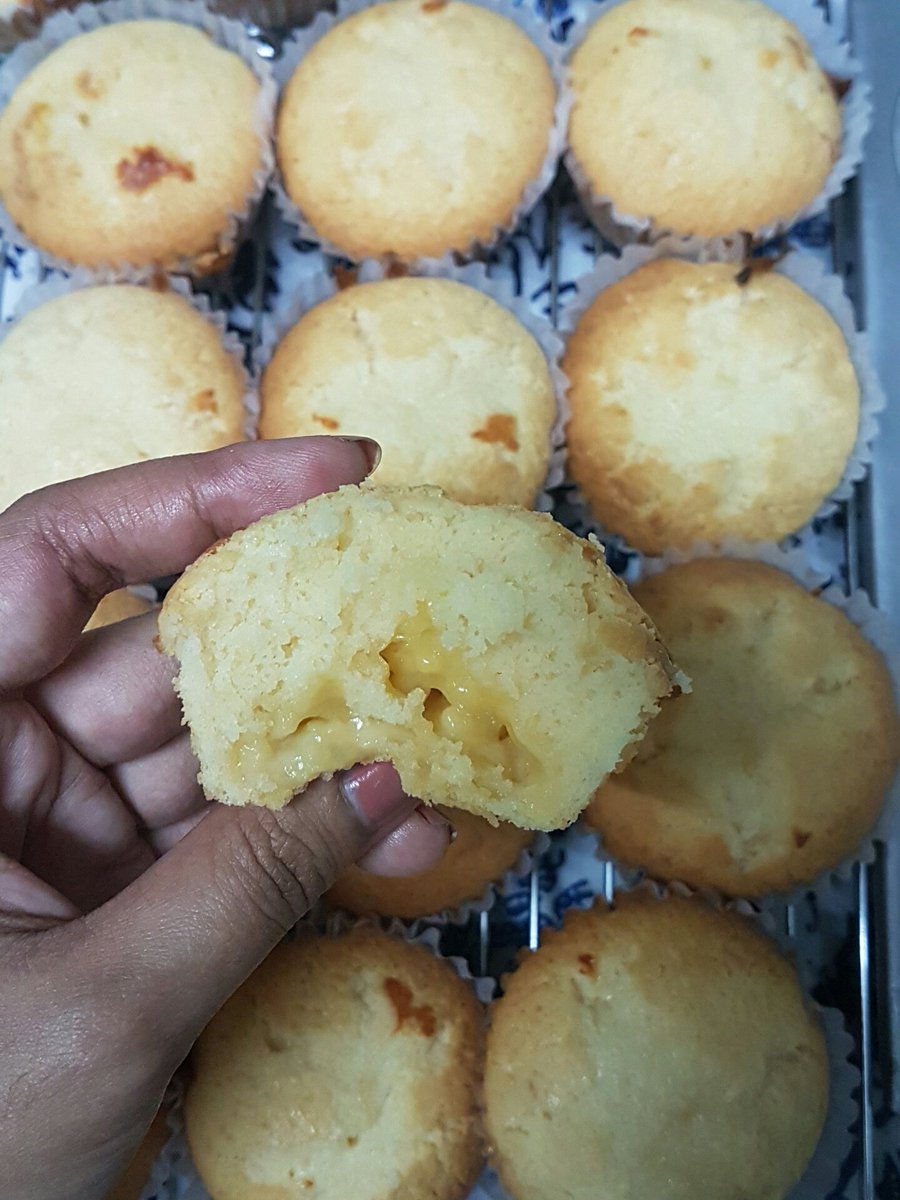 SimoneCalub's tweet photo. Check out that gooey center. 😏 #CheeseMuffins https://t.co/ey4bV3Hxsv