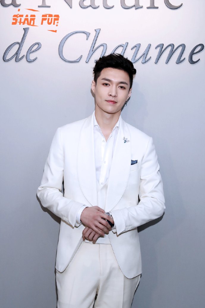 JUNM1LLYEONA1RE's tweet photo. How can someone be an angel and a demigod at the same time 😩😩 iM WEAK YIXING THIS IS ILLEGAL--- https://t.co/Ud25shh5fs