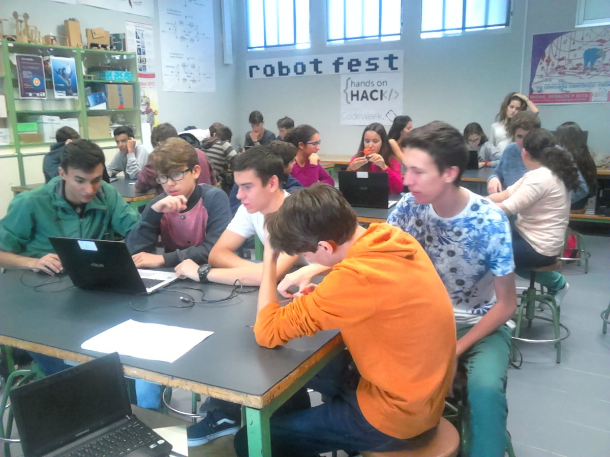 ardutoys_'s tweet image. @NeedCodeEU Team &quot;ledsteam&quot; from Aranjuez #HandsonHack