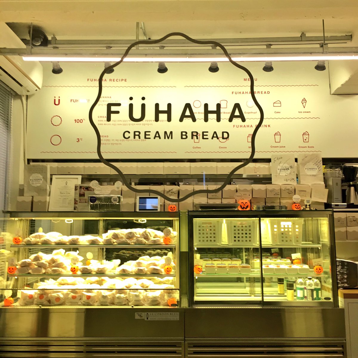 kim__sonae's tweet image. @BEBE_KOREAnews さんで紹介されていた #弘大 にあるクリームパンで有名な #FUHAHA に行ってきました🍞❤️💙
@nira_world ちゃんが私の分半分食べてくれた🙈💕女の子が大好きな味ですね😘今日はこれからカフェ行って夜は한별と合理してご飯食べるよ💛