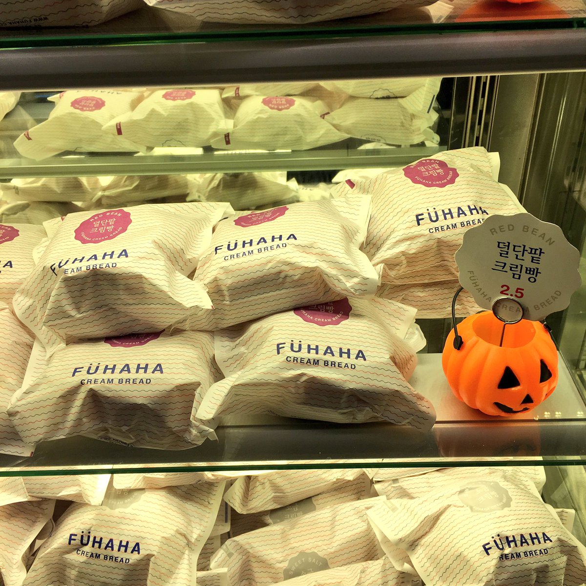 kim__sonae's tweet image. @BEBE_KOREAnews さんで紹介されていた #弘大 にあるクリームパンで有名な #FUHAHA に行ってきました🍞❤️💙
@nira_world ちゃんが私の分半分食べてくれた🙈💕女の子が大好きな味ですね😘今日はこれからカフェ行って夜は한별と合理してご飯食べるよ💛