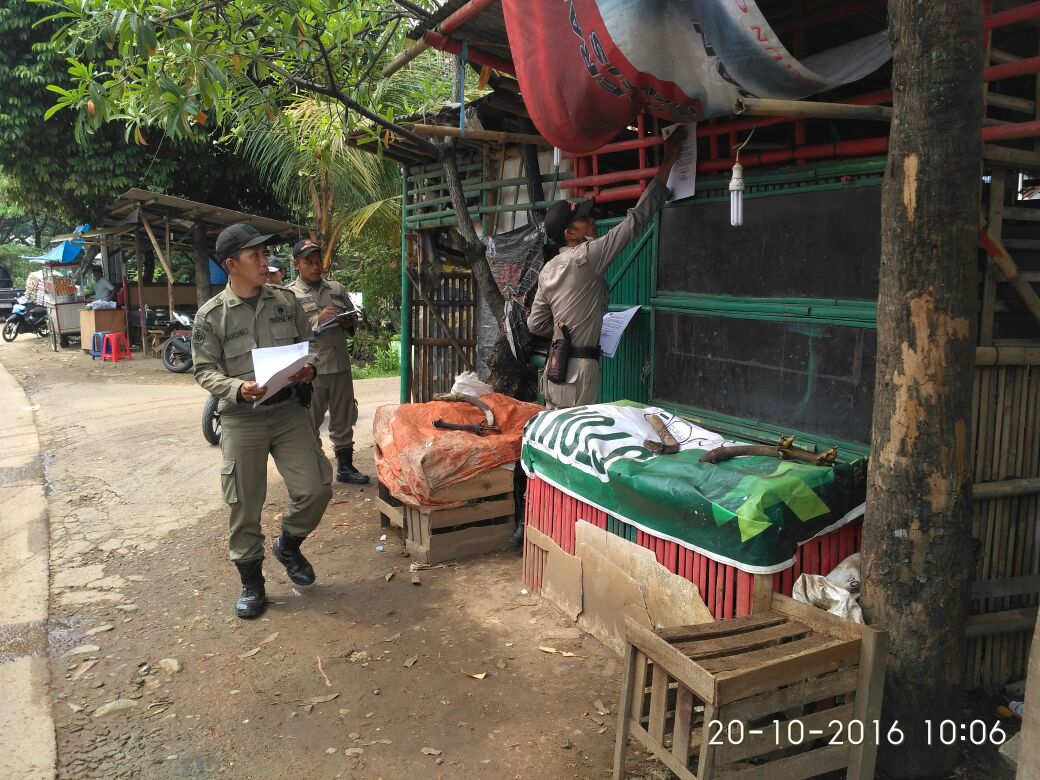 PolPPDepok's tweet photo. Giat Pemberian Surat Teguran ke Pemilik  Bangunan Liar &amp; Pedagang di Jalan Kali Licin @IdrisAShomad @pemkotdepok https://t.co/KBE8CA4ri2