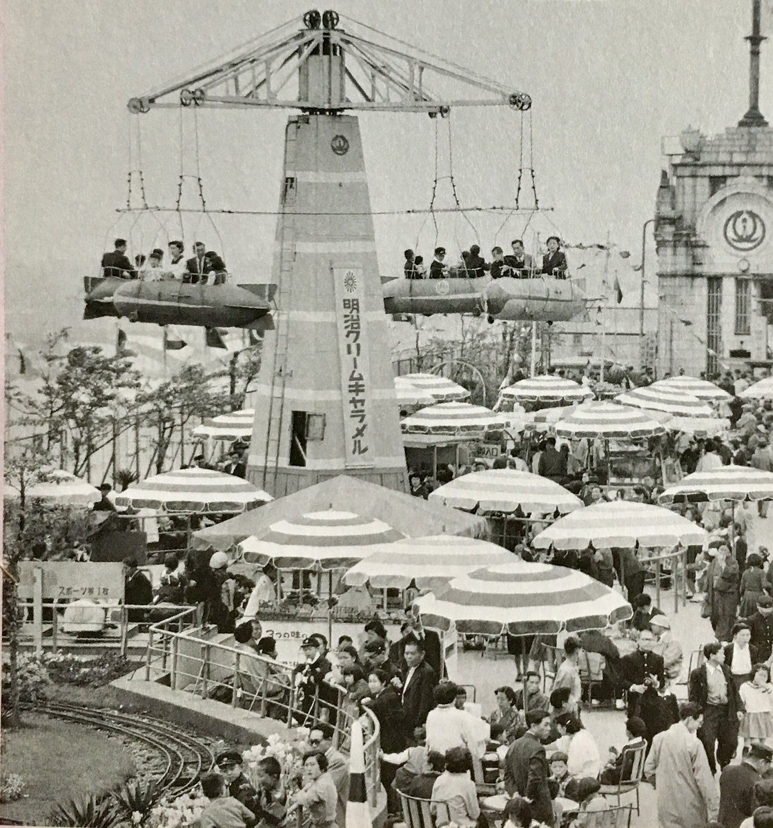 昭和な光景。 昭和30年代後半頃の浅草・松屋の屋上遊園地。昭和4年の