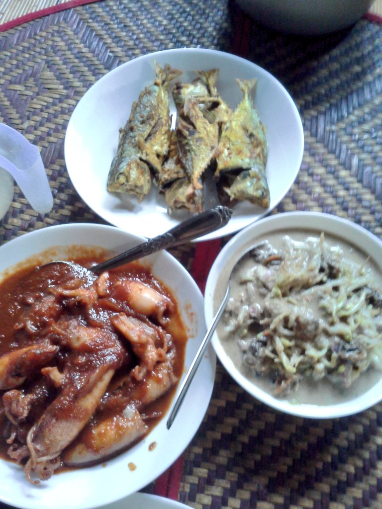 yapasyraf_'s tweet image. Luncheon #budakkg #ikangoreng #sambalsotong #kerabukerang