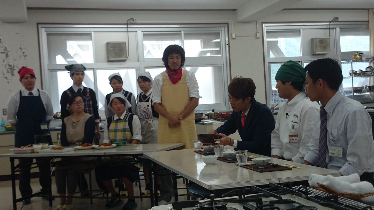 guruguruschool's tweet photo. パパイア料理対決！ https://t.co/EQhTtzpK6O