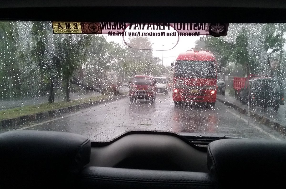 #jogja: 13.47 beberapa pohon tumbang di ringroad Barat dekat jasatec ~ @epsieuriga: