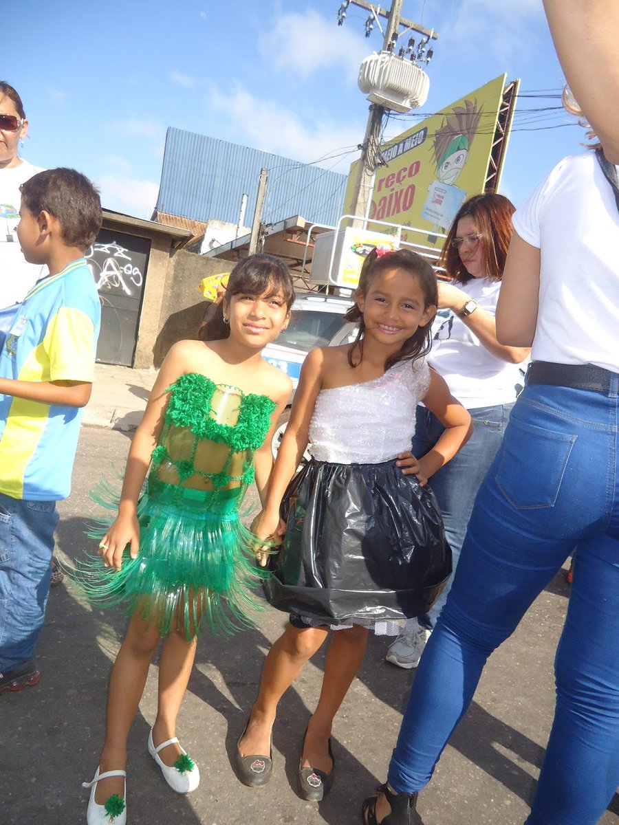 Brasil2Brazil's tweet photo. Desfiles Escolares em #Belem, #Para #Brazil / Schools Paredes in #Brazil
https://t.co/TkhijfppUH #LifeInBrazil #TNI https://t.co/gQSK52EWKA