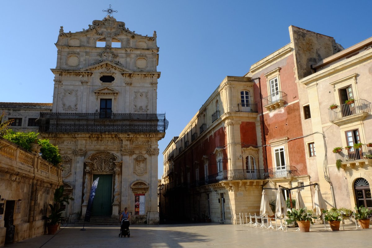 MaraSaruggia's tweet photo. Incantata #aGuardare la piazza più bella di #Siracusa scrivo sul https://t.co/bjv7Sno43t https://t.co/xuM5IiNszR