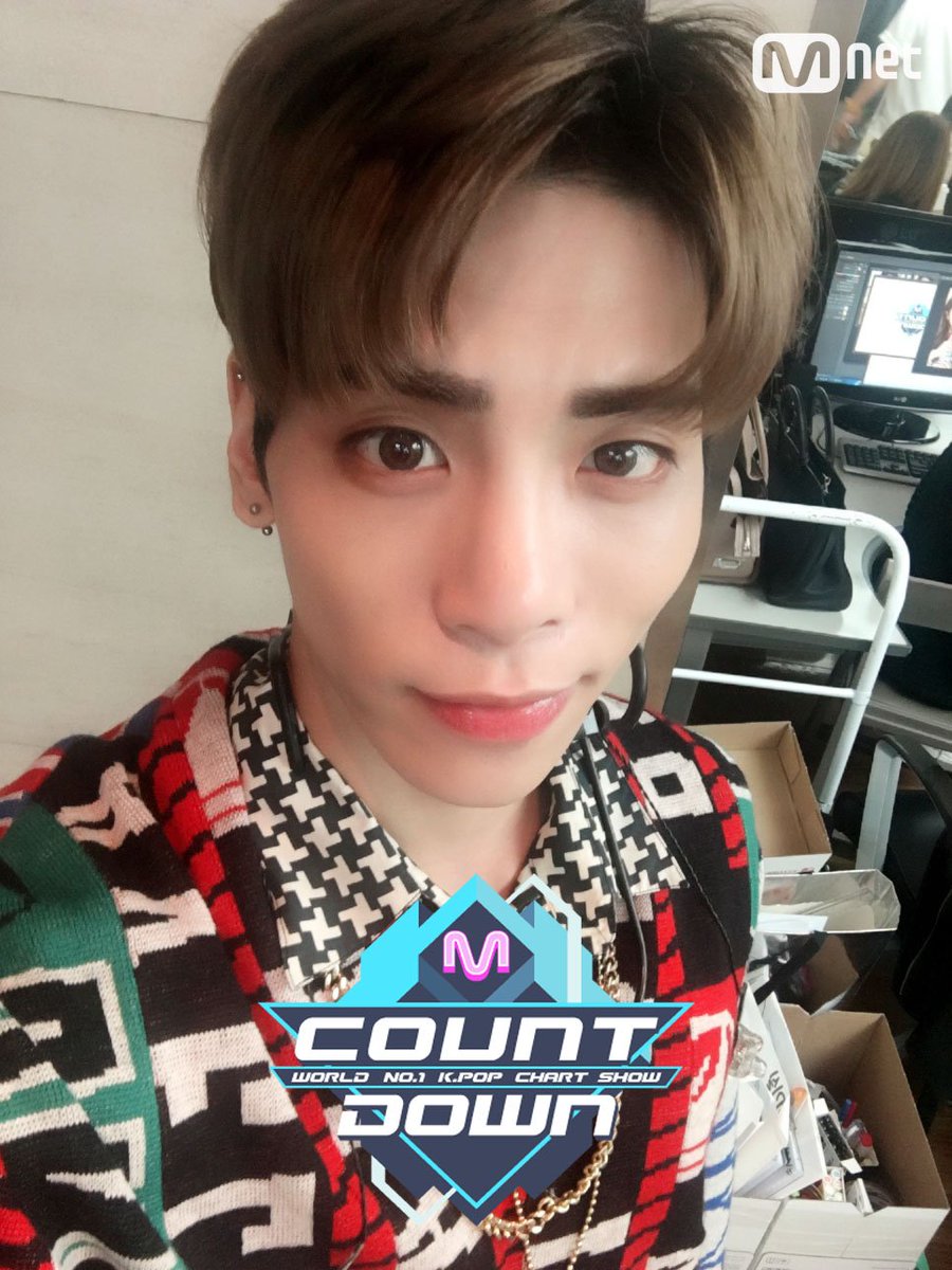 MnetMcountdown's tweet photo. 아니 이렇게 다들 다른 매력으로 이렇게 다 잘 생길수 있나요?????? 데뷔 9년차인데 세월 1도 안 느껴지는 이 프뤠쉬한 느낌은 어디서 다 나오는거죠? 오늘도 이름처럼 반짝반짝이는 #샤이니 #엠카운트다운 6시! https://t.co/SJXBpOPcOE