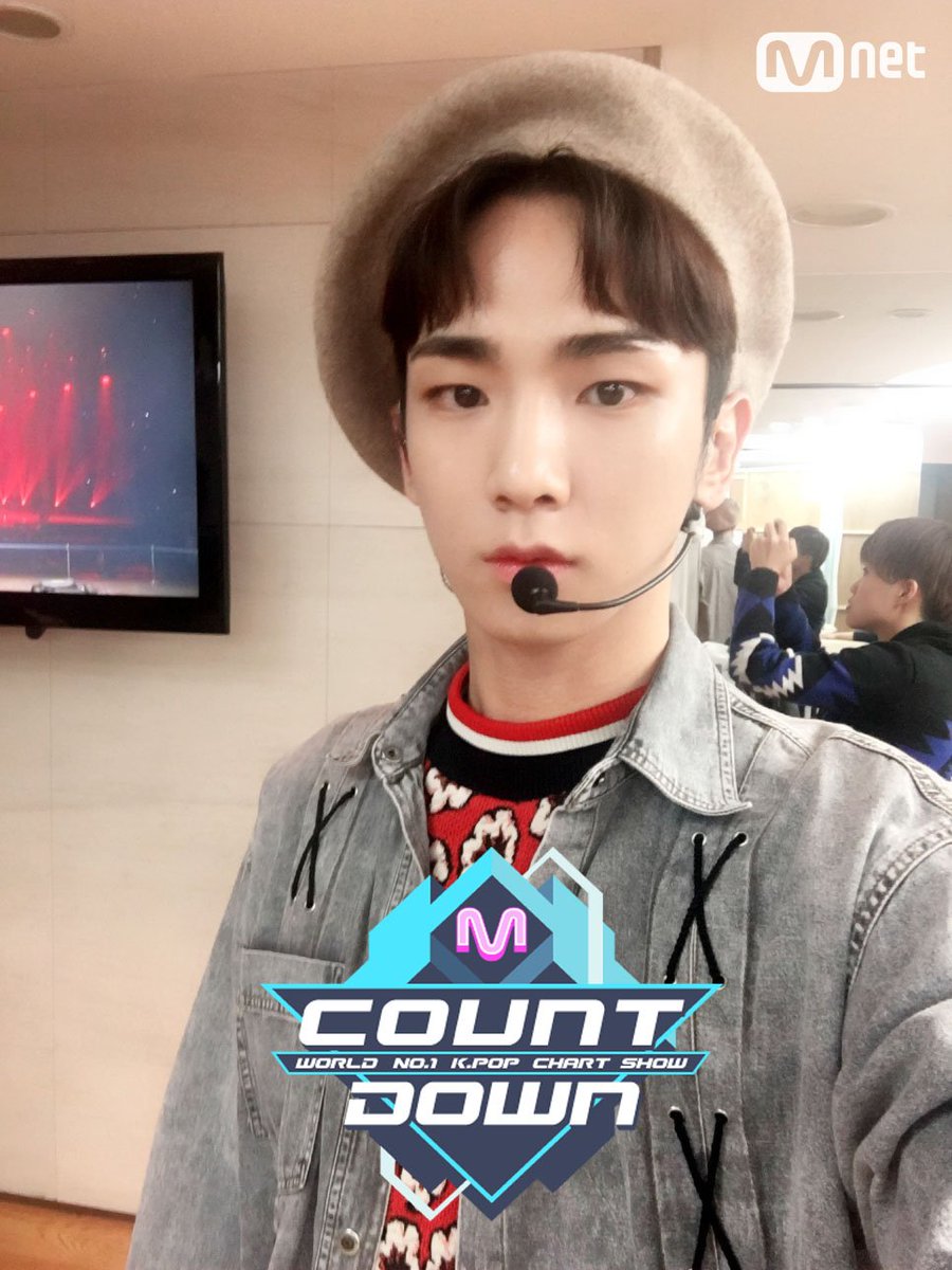MnetMcountdown's tweet photo. 아니 이렇게 다들 다른 매력으로 이렇게 다 잘 생길수 있나요?????? 데뷔 9년차인데 세월 1도 안 느껴지는 이 프뤠쉬한 느낌은 어디서 다 나오는거죠? 오늘도 이름처럼 반짝반짝이는 #샤이니 #엠카운트다운 6시! https://t.co/SJXBpOPcOE