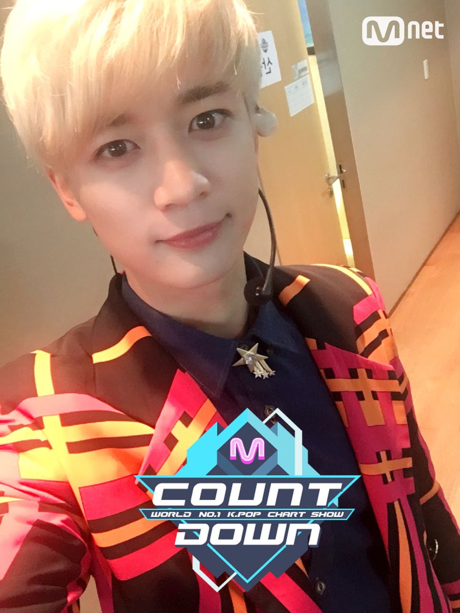 MnetMcountdown's tweet photo. 아니 이렇게 다들 다른 매력으로 이렇게 다 잘 생길수 있나요?????? 데뷔 9년차인데 세월 1도 안 느껴지는 이 프뤠쉬한 느낌은 어디서 다 나오는거죠? 오늘도 이름처럼 반짝반짝이는 #샤이니 #엠카운트다운 6시! https://t.co/SJXBpOPcOE