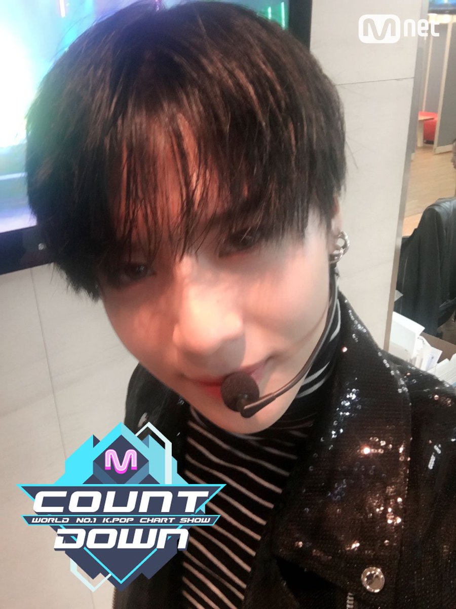 MnetMcountdown's tweet photo. 아니 이렇게 다들 다른 매력으로 이렇게 다 잘 생길수 있나요?????? 데뷔 9년차인데 세월 1도 안 느껴지는 이 프뤠쉬한 느낌은 어디서 다 나오는거죠? 오늘도 이름처럼 반짝반짝이는 #샤이니 #엠카운트다운 6시! https://t.co/SJXBpOPcOE