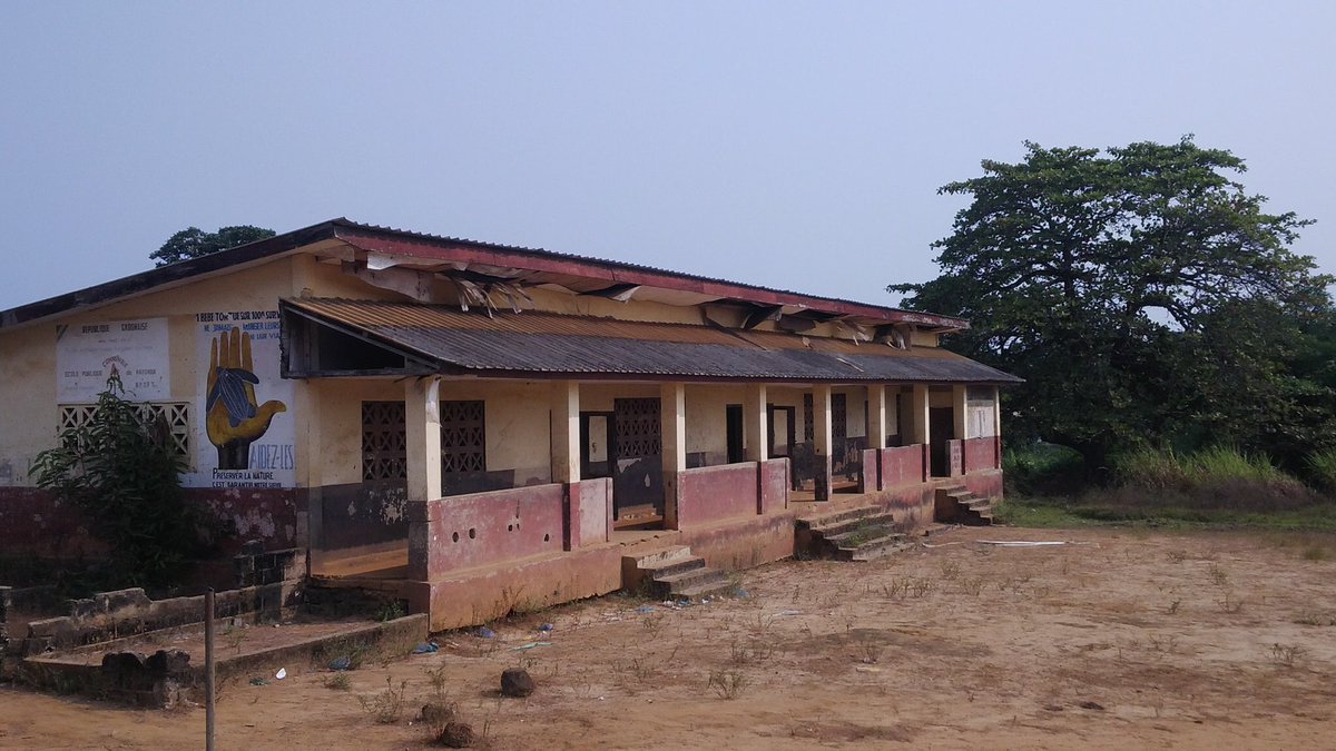 Charylys's tweet photo. En 7 ans, aucun nouveau bâtiment/classe pr le système public mais on a eu les moyens pr Ruban Vert. 
Ce Gabon où on ne pense qu'aux riches.. https://t.co/vSKPZ4lUns
