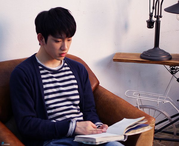 ZnNamtan's tweet photo. คือจินยองเคยบอกว่า สาเหตุที่อ่านหนังสือเพราะ "กลัวตารางที่ยุ่งเหยิง จะทำให้กระบวนความคิดหายไป" สุดยอดมนุษย์จริงคนๆ นี้ #จินยองอ่าน https://t.co/mGFcs2ksu8