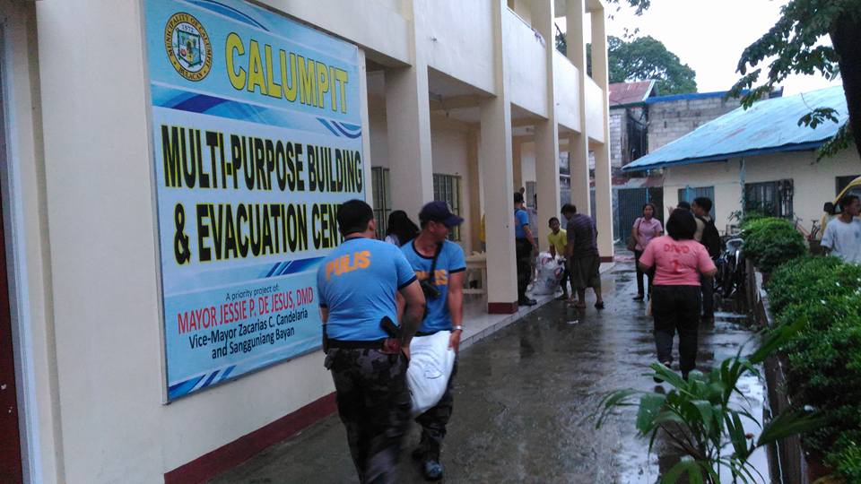 CalumpitPoliceS's tweet photo. DISTRIBUTION OF RELIEF GOODS FOR THE EVACUEES AT CALUMPIT EVACUATION CENTER, BRGY POBLACION, CALUMPIT, BULACAN. https://t.co/QNoQ9B2K5i
