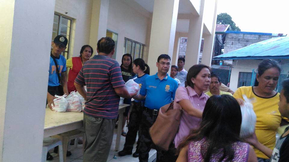 CalumpitPoliceS's tweet photo. DISTRIBUTION OF RELIEF GOODS FOR THE EVACUEES AT CALUMPIT EVACUATION CENTER, BRGY POBLACION, CALUMPIT, BULACAN. https://t.co/QNoQ9B2K5i