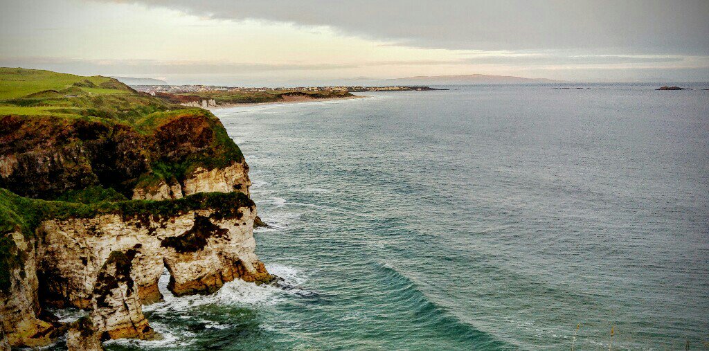 SEOclinik's tweet photo. Lovely sunrise on causeway coast! Great #surf conditions next few days! #offshore .@woodiessurfshop .@barrabest .@ILoveNorthCoast #Portrush https://t.co/O8jVPSdC5W