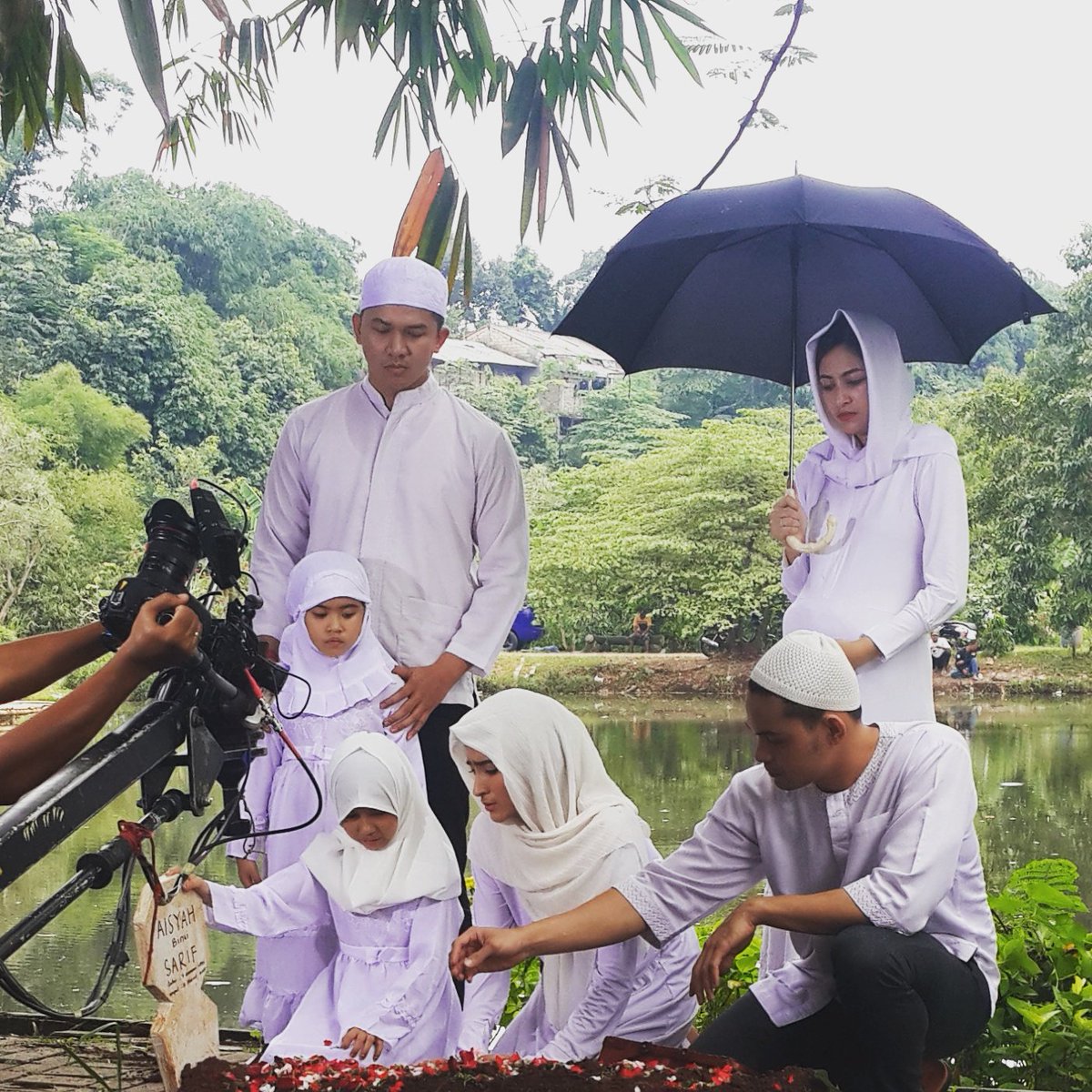 rianrizki88's tweet photo. Ada yang lahir ada yang mati...itulah kehidupan...๐๐๐ #shoot #ftv #sinemaindonesia #onlocation #persari #danau #instagram https://t.co/xpTPtJnMJS