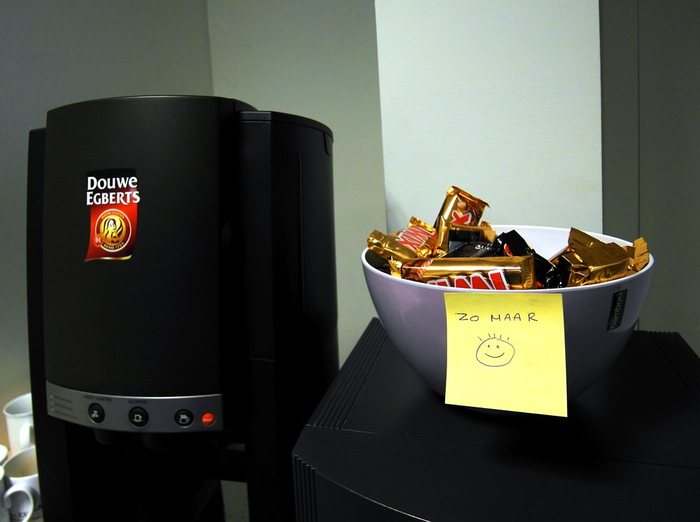 escbelgie's tweet photo. DANK U ! nobele onbekende die deze ochtend bij @ESC_bvba 'zo maar :-)' 
een bowl met grote Mars en Twix repen bij de koffie heeft gezet https://t.co/a4Jvpuekoq