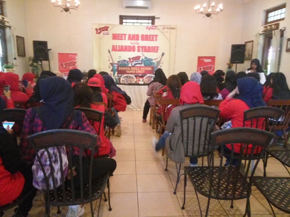 Tsel_JatengDIY's tweet image. Serangkaian acaranya saat ini ada Meet&amp;amp;Greet with @alysyarief di KafeOle Salatiga #LOOPMusik #Tselevent