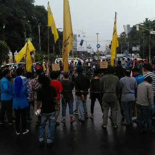 PSyahadat's tweet photo. Aksi  memyambut 2 tahun pemerintahan jokowi-jk di pertigaan uin https://t.co/6DFs7Kvtq2
