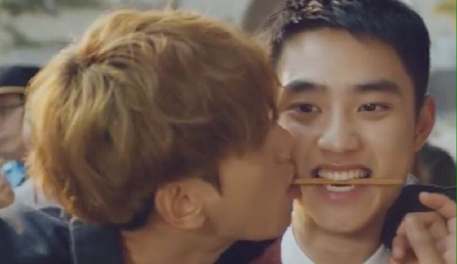 exosphereience's tweet photo. baekhyun's lip touched kyungsoo's cheek &amp; they are having a great time ㅋㅋㅋㅋ~ https://t.co/PmRzsGTbOF