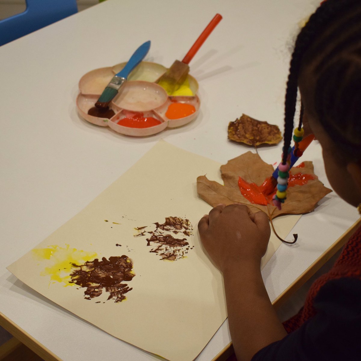beaupeepsfulham's tweet photo. 🍁Happy #Autumn vibes! ����We've been getting arty with leaves &amp; #paint . #leaves #art #preschool #create https://t.co/cdzBAHmOMH