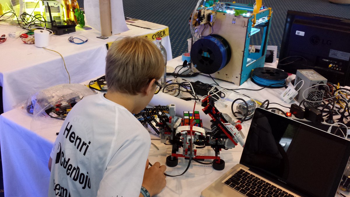 MarinaStephanov's tweet image. Busy with #mindcuber @nH10_9 at @syn2cat @hack_lu @CoderDojoLu