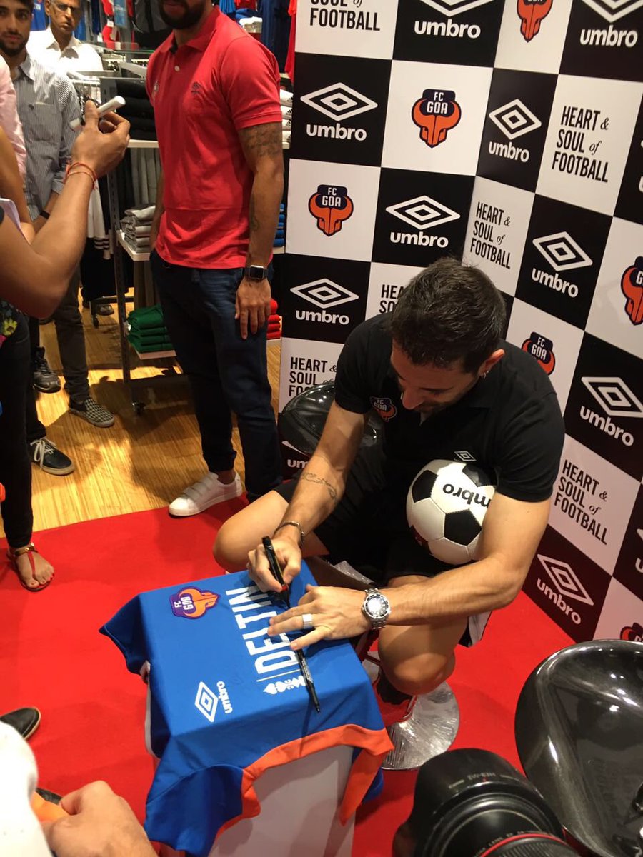 FCGoaOfficial's tweet photo. Our fan interaction at Infiniti Malad is going great! Here are some pictures of our #Gaurs with their fans! https://t.co/FcqvrnWuTQ