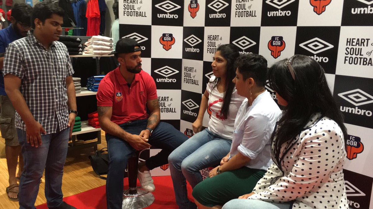 FCGoaOfficial's tweet photo. Our fan interaction at Infiniti Malad is going great! Here are some pictures of our #Gaurs with their fans! https://t.co/FcqvrnWuTQ