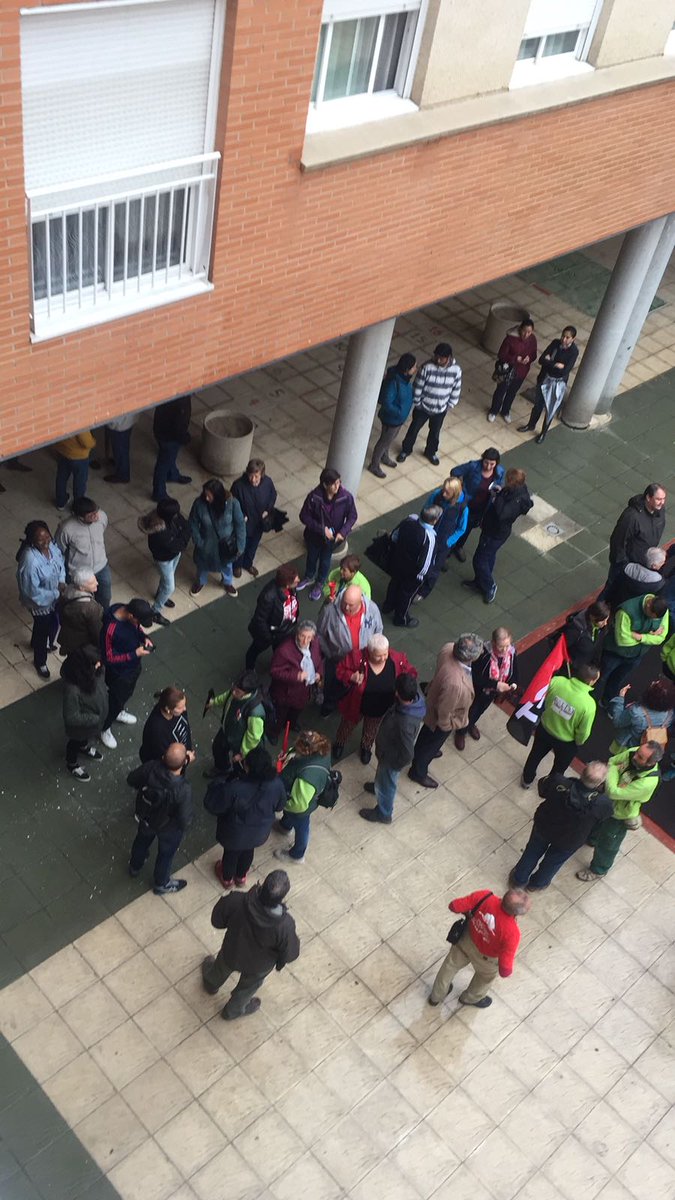 Macres38's tweet photo. El pueblo unido jamás será vencido se canta en #HouriaSeQueda porque somos muchas y diversas defendiendo a una familia y sus derechos https://t.co/qiP7nKeHP7