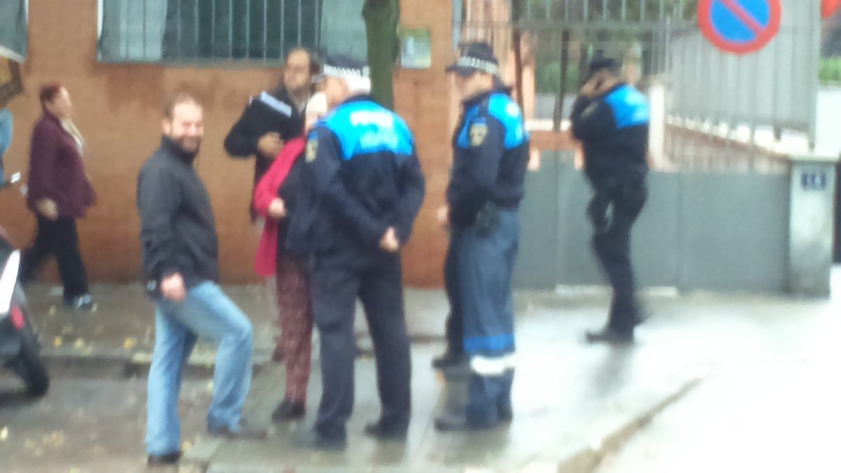 PAH_Leganes's tweet photo. #HouriaSeQueda @SantiagLlorente que pinta la policía municipal en un desahucio, cumpla la decisión del Pleno https://t.co/FiOpjZTBc6