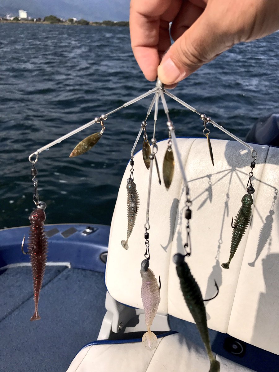 高橋卓也 本日は琵琶湖でバス釣り 昨年までは行く機会が多かったのですが 今年はなかなか行かれず 一年ぶりの琵琶湖 朝は北湖でダウンショットで綺麗なバスを連続で釣り 午後は風が強くなってきたので南湖でアラバマリグ初挑戦 洗濯物ハンガーみたい