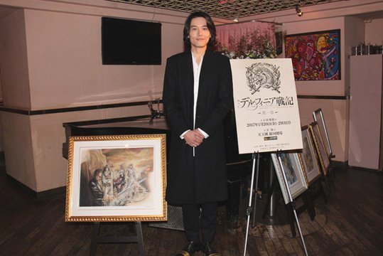 enterstage_jp's tweet photo. 蕨野友也がウェイターとして登場！舞台『デルフィニア戦記』第一章、舞台化記念でコラボ・カフェイベントを開催
https://t.co/o4qxRNuIH2 #演劇 https://t.co/pJuLodVUjP
