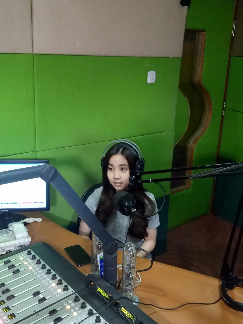 mncpicturesID's tweet photo. @AgathaChelsea18 siang ini lagi tapping di @987Genfm nih untuk Program #DICEGAT #GENMAYAN utk promo ost #FilmMevsMami https://t.co/xME2Z0K4kH