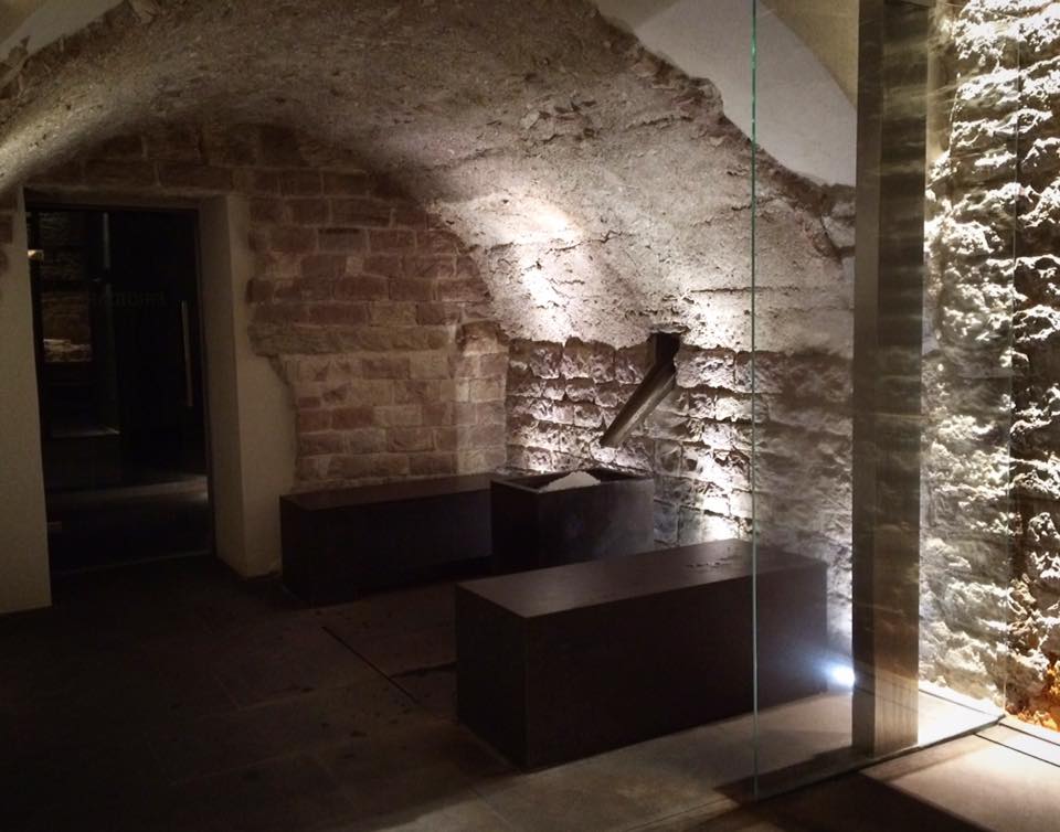 NunAssisiRelais's tweet photo. Rilassarsi ad un passo dalla #storia.Il #Frigidarium custodisce uno dei passaggi che durante il I secolo a.C. davano accesso all'anfiteatro. https://t.co/6oBNyrkoXe