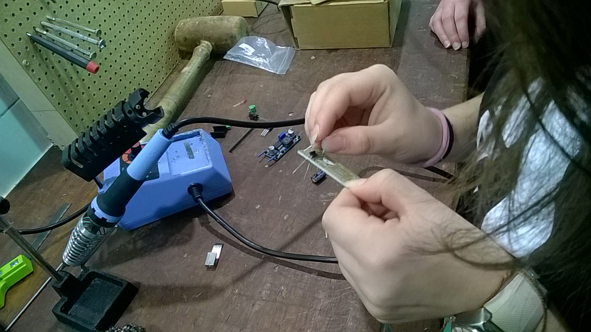 roboticafreixo's tweet image. She has been soldering #frxpower   @NeedCodeEU #handsonHack @AeFreixo @FabLabFreixo