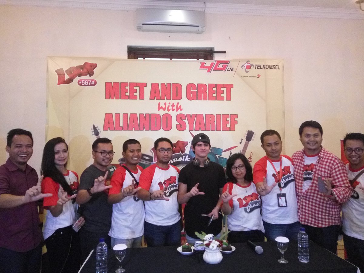 Tsel_JatengDIY's tweet image. Foto bareng team Telkomsel ;) #LOOPMusik #Tselevent