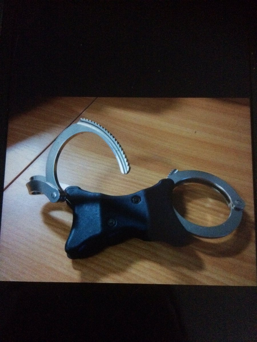 SurreyDetective's tweet image. Well that's a new one ! Robbery suspect vs cuffs ! #thatsnotsupposedtohappen